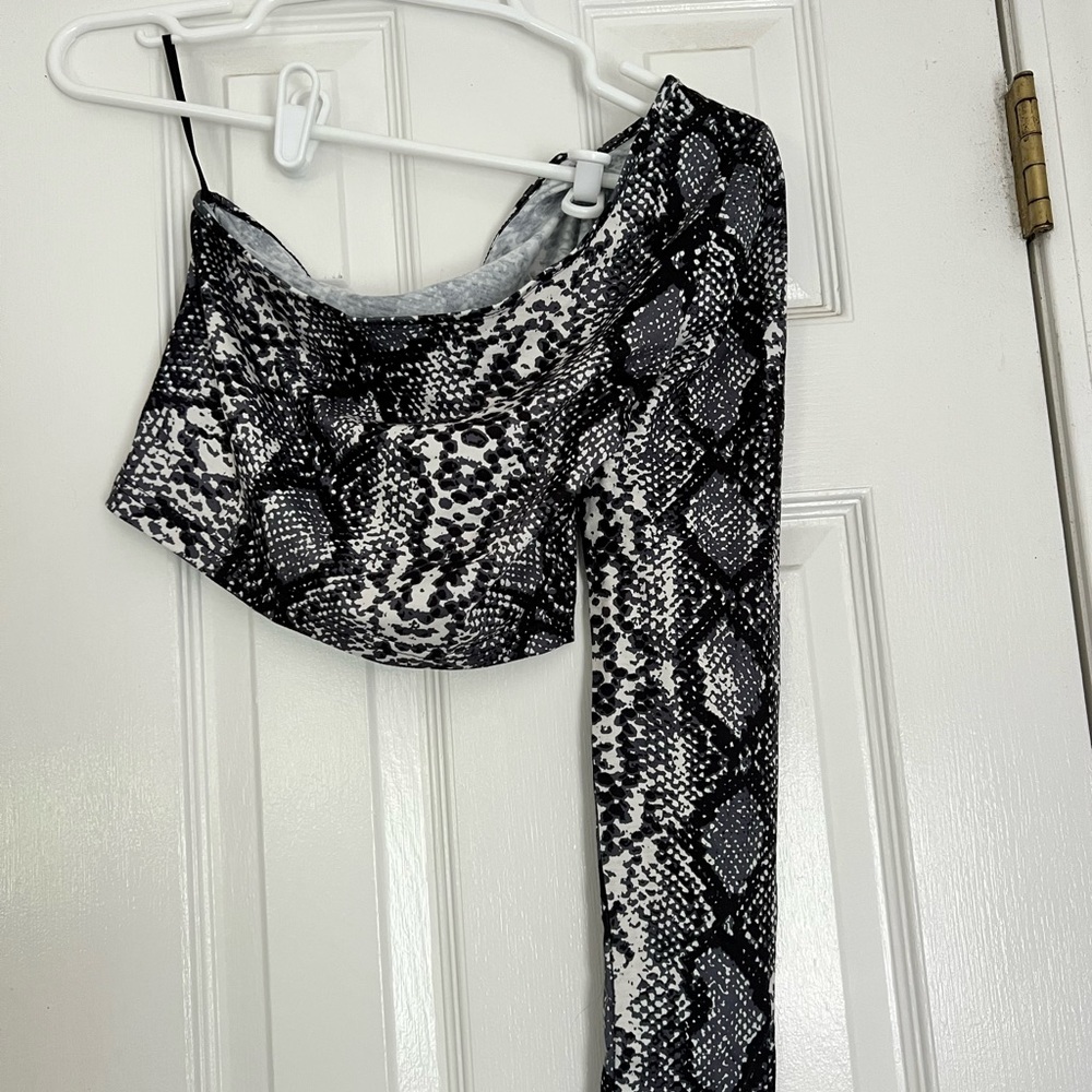 One shoulder Snake print crop top